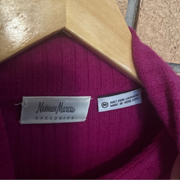 Neiman Marcus Exclusive Ribbed Dark Pink Turtleneck Sweater 100% Cashmere Size M - Picture 2 of 5